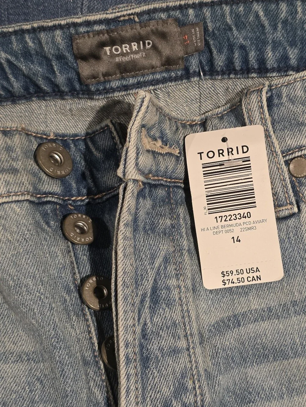 torrid Light Wash Denim Jean Bermuda Shorts Raw Hem Button Fly Size 14 New